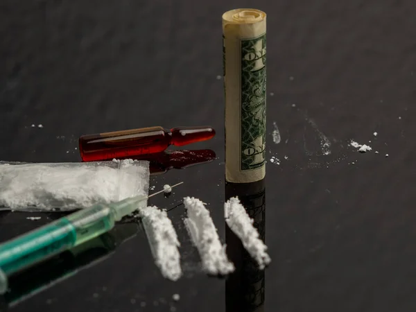 Шприц Єкцій Кокаїну Чорному Тлі Наркотики Гроші — стокове фото