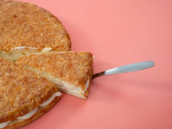 蜂刺蛋糕 薄饼加奶油馅 杏仁脆 粉红背景的杏仁蛋糕 — 图库照片