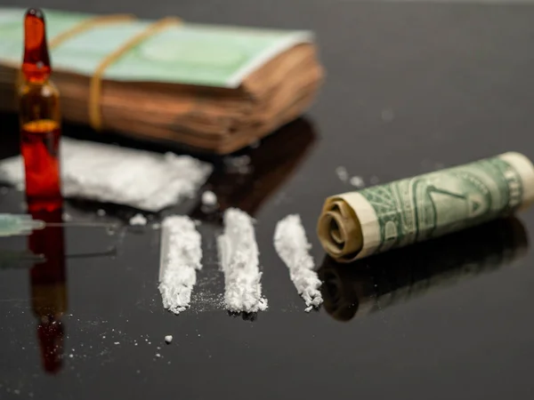 Σύριγγα Για Ένεση Και Σκόνη Κοκαΐνης Μαύρο Φόντο Ναρκωτικά Και — Φωτογραφία Αρχείου