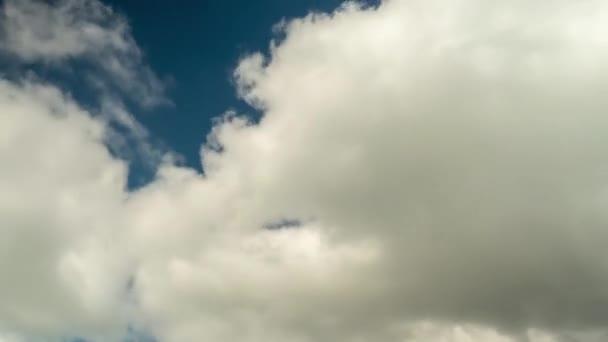 Blauwe Lucht Achtergrond Tijd Vervallen Witte Wolken Abstracte Opgeblazen Wolken — Stockvideo