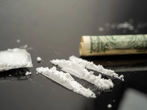 Spuit Voor Injectie Cocaïnepoeder Een Zwarte Achtergrond Drugs Geld — Stockfoto