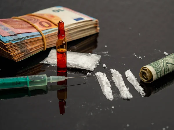 Шприц Єкцій Кокаїну Чорному Тлі Наркотики Гроші — стокове фото