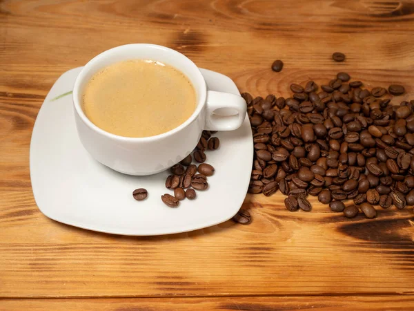 Tasse Kaffee Und Geröstete Kaffeebohnen Auf Einem Hölzernen Hintergrund Tasse — Stockfoto