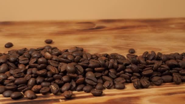 Kopje Koffie Gebrande Koffiebonen Een Houten Achtergrond Kopje Koffie Close — Stockvideo