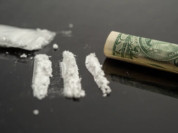 Σύριγγα Για Ένεση Και Σκόνη Κοκαΐνης Μαύρο Φόντο Ναρκωτικά Και — Φωτογραφία Αρχείου