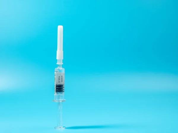 Mavi Arka Planda Aşı Tıp Konsepti Şırıngada Yetişkinler Için Aşı — Stok fotoğraf