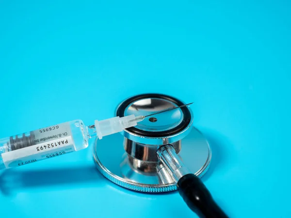 蓝色背景的注射疫苗 医学概念 在注射器上使用 为成年人接种疫苗和有效期 — 图库照片