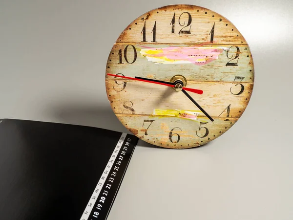 Close Retro Clock Calendar Push Pins Time Concept — Stock Photo, Image