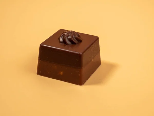 Doces Chocolate Escuro Leite Chocolate Doce Fundo Laranja — Fotografia de Stock