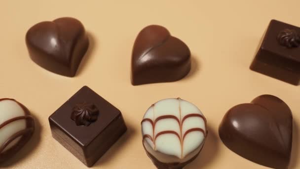 Pralinas Gourmet Sortidas Chocolate Branco Escuro Leite Doces Chocolate Fundo — Vídeo de Stock