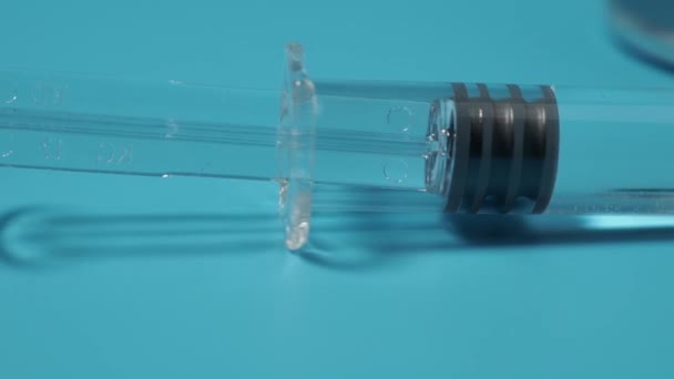 Injektionsspritze Mit Impfstoff Auf Blauem Hintergrund Medizinkonzept Spritze Aus Nächster — Stockvideo