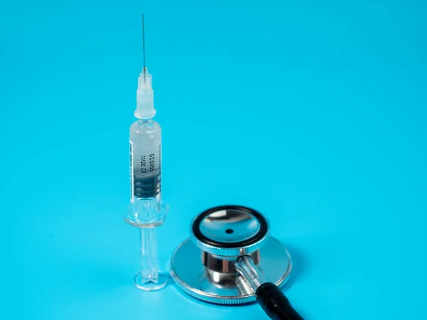 Mavi Arka Planda Aşı Tıp Konsepti Şırıngada Yetişkinler Için Aşı — Stok fotoğraf