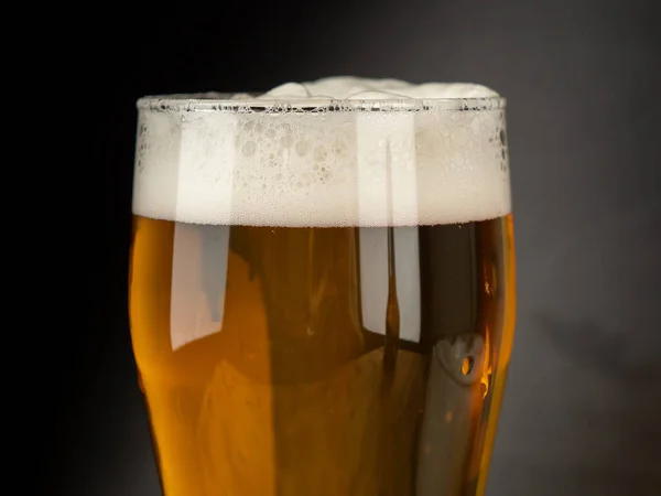 Vaso Cerveza Fría Sobre Fondo Oscuro Vaso Cerveza Primer Plano —  Fotos de Stock