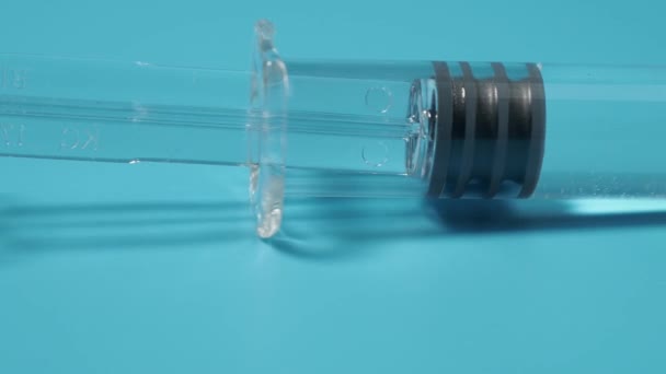 Mavi Arka Planda Aşı Olan Şırınga Tıp Konsepti Enjeksiyon Şırıngası — Stok video