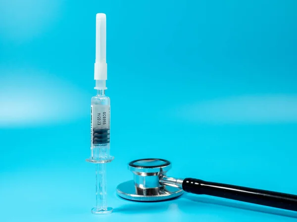 Injectievaccin Een Blauwe Achtergrond Medicijnconcept Spuit Wordt Toegepast Vaccinatie Voor — Stockfoto