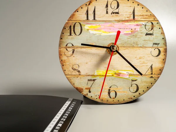 Primer Plano Del Reloj Retro Calendario Con Clavijas Concepto Tiempo — Foto de Stock