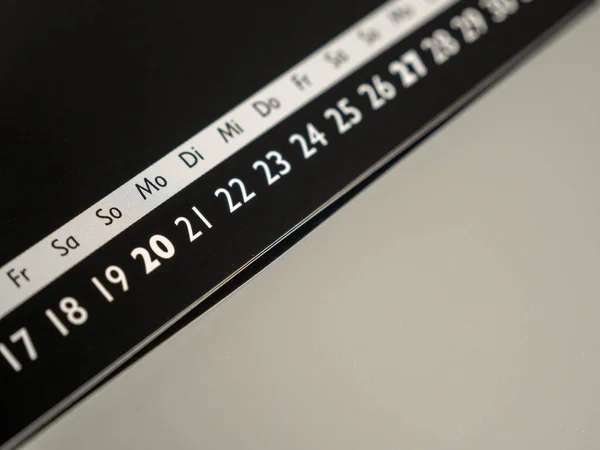 Primer Plano Una Página Calendario Negro Con Clavijas Concepto Tiempo —  Fotos de Stock