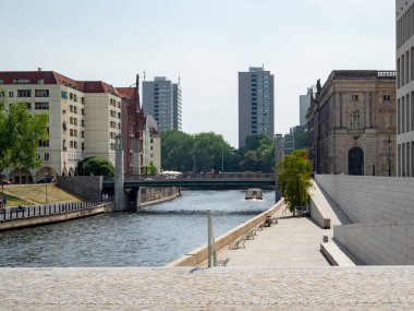 Nehir Berlin 'in merkezinde. Berlin seti. Şehirdeki nehrin manzarası.