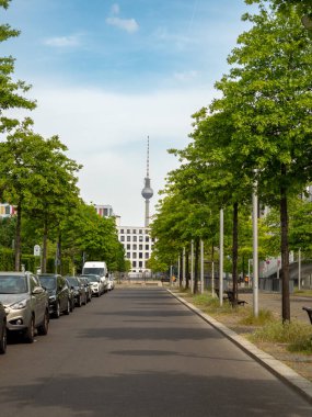 TV kulesi Alexanderplatz, ağaç dallarının arkasında, Berlin, Almanya. Berlin 'in merkezindeki televizyon kulesi..