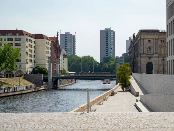 ベルリンの中心部にある川 ベルリンの銀行 市内の川の眺め — ストック写真