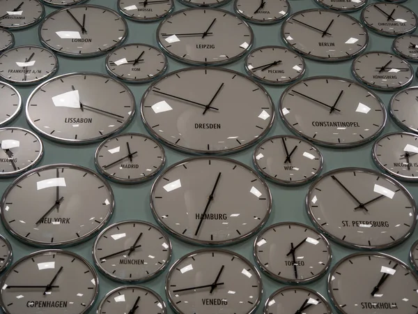 与柏林不同欧洲城市的时间有关的墙上时钟 不同时区的时钟 — 图库照片