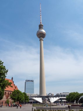 Berlin, Almanya - 21 Mayıs 2023 Alexanderplatz 'daki TV kulesi. Berlin 'in merkezindeki TV kulesi. BERLİN, Almanya - 21 MAYIS 2023