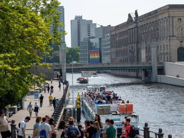 BERLİN, ALMANY - 21 Mayıs 2023 Berlin caddeleri Berlin şehir merkezinde. BERLİN, Almanya - 21 MAYIS 2023