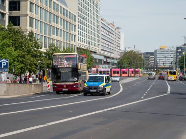 BERLİN, ALMANY - 21 Mayıs 2023 Berlin caddeleri Berlin şehir merkezinde. BERLİN, Almanya - 21 MAYIS 2023