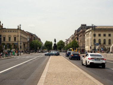 BERLİN, ALMANY - 21 Mayıs 2023 Berlin caddeleri Berlin şehir merkezinde. BERLİN, Almanya - 21 MAYIS 2023