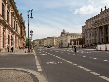 BERLİN, ALMANY - 21 Mayıs 2023 Berlin caddeleri Berlin şehir merkezinde. BERLİN, Almanya - 21 MAYIS 2023