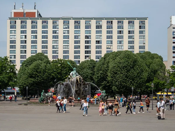 ベルリン ドイツ 2023年5月21日ベルリンの中心部の噴水の近くの広場にいる人々 ドイツ ベルリン 2023年5月21日 — ストック写真
