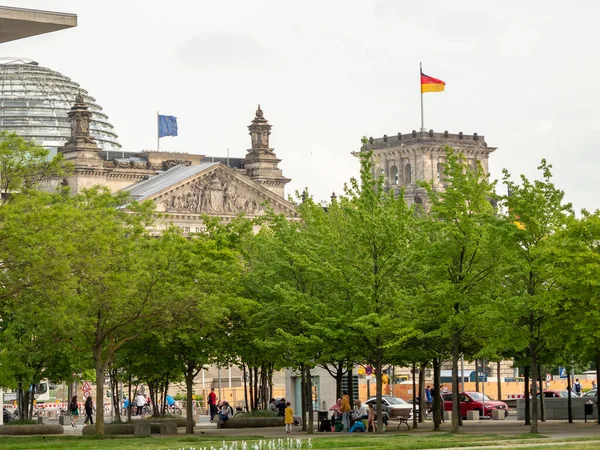 Berlin Németország 2023 Május Reichstag Zöld Fák Mögött Berlin Németország — Stock Fotó