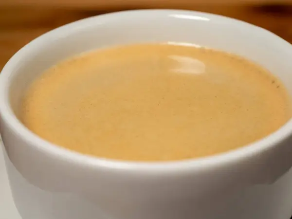 Tasse Kaffee Auf Einem Hölzernen Hintergrund Tasse Kaffee Nahaufnahme — Stockfoto