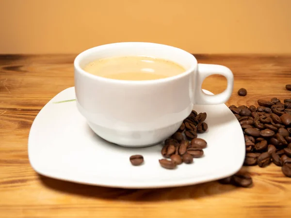 Tasse Kaffee Und Geröstete Kaffeebohnen Auf Einem Hölzernen Hintergrund Tasse — Stockfoto