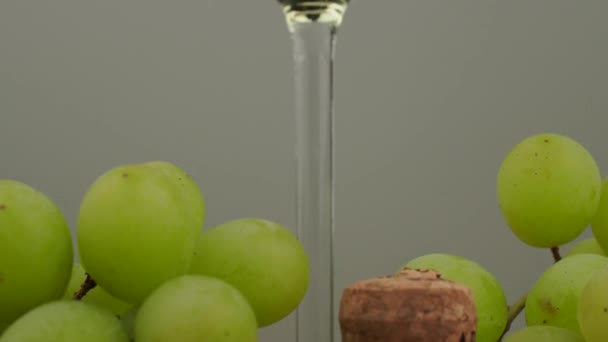 灰色背景下的白葡萄酒和葡萄杯 白葡萄酒特写杯 — 图库视频影像