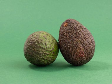 Yeşil arka planda avokado. Olgun avokado.