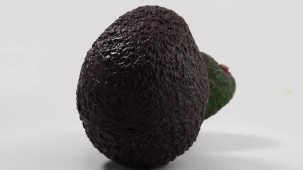 Вращение Авокадо Белом Фоне Спелый Авокадо — стоковое видео