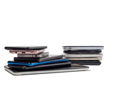 Hasarlı cep telefonları. Bir sürü bozuk akıllı telefon. Hafif arkaplanda kullanılan telefonlar.