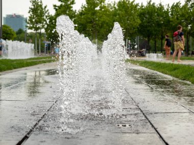 Parktaki çeşme. Bir Avrupa şehrinde çeşme.