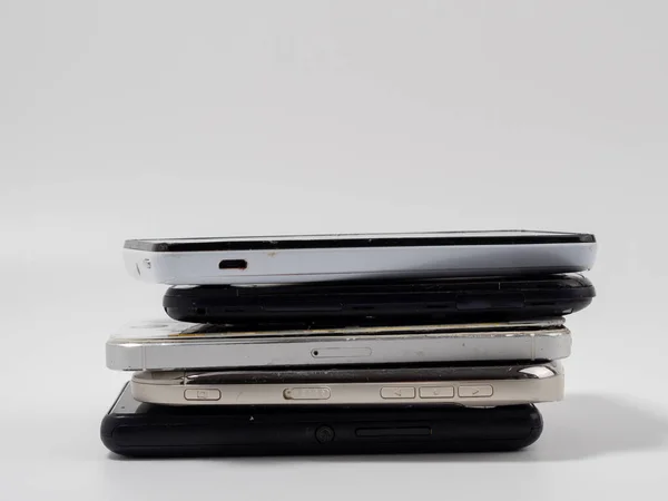 Поврежденные Мобильные Телефоны Кучка Сломанных Смартфонов Используемые Телефоны Светлом Фоне — стоковое фото