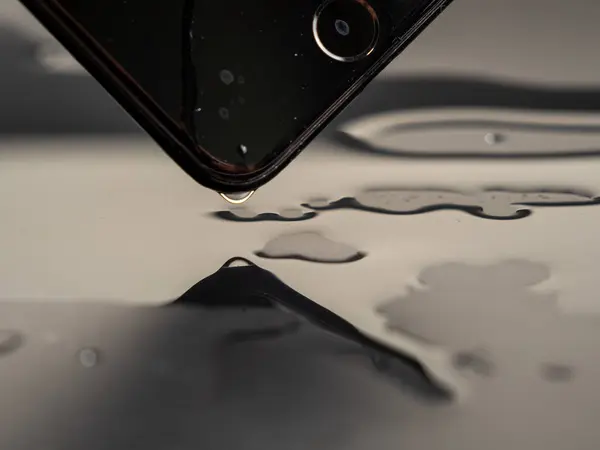 Smartphone Üzerine Döküldü Akıllı Telefon Suya Düşmüştü Siyah Arkaplanda Islak — Stok fotoğraf