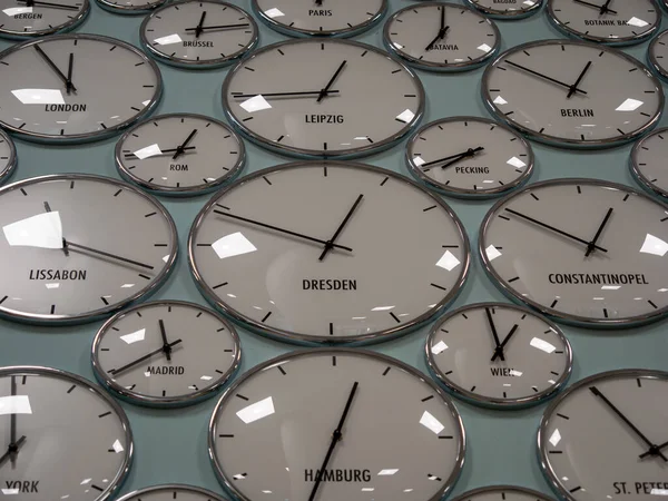 Настенные Часы Временем Различных Европейских Городов Берлине Часы Различными Часовыми — стоковое фото