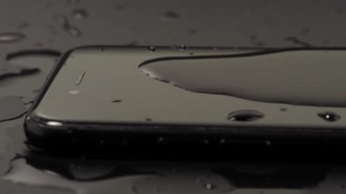 Smartphone 'un üzerine su döküldü. Akıllı telefon suya düşmüştü. Akıllı telefondan su damlıyor..