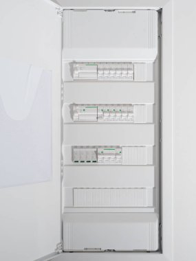 Dairede modern elektrik paneli var. Evde elektrik sigortası var..