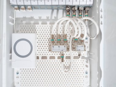 Dairedeki internet ve televizyonu bağlamak için modern kalkan. İnternet evde.