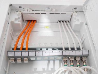 Dairedeki internet ve televizyonu bağlamak için modern kalkan. İnternet evde.