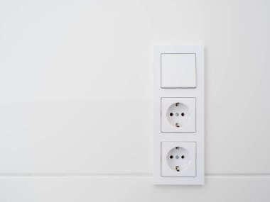 Duvarda modern prizler var. Avrupa soketleri.