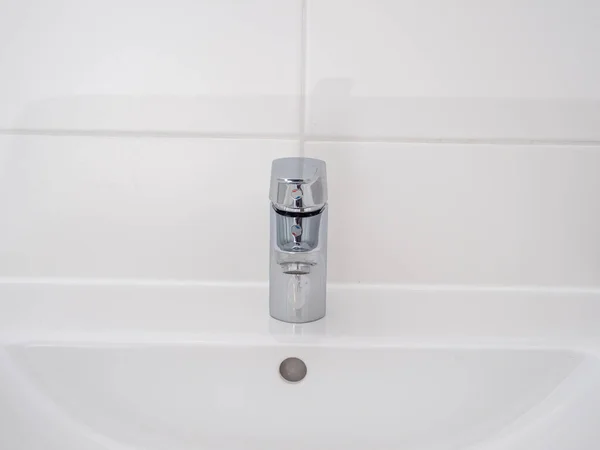 Süllyedj Modern Fürdőszobában Víznyelő Közelkép — Stock Fotó