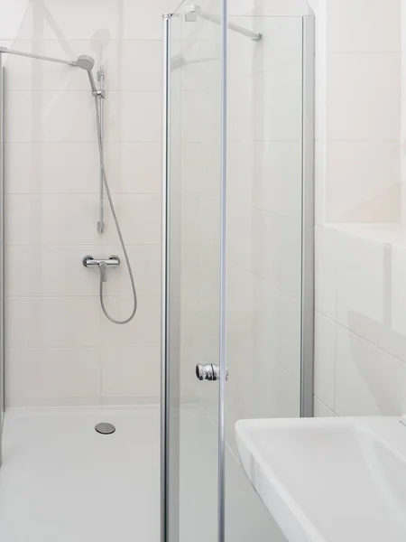 꼭지가 샤워실 유리문 샤워실 샤워기 — 스톡 사진