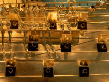 Topçu topları olan eski bir geminin modeli. Eski askeri gemi..